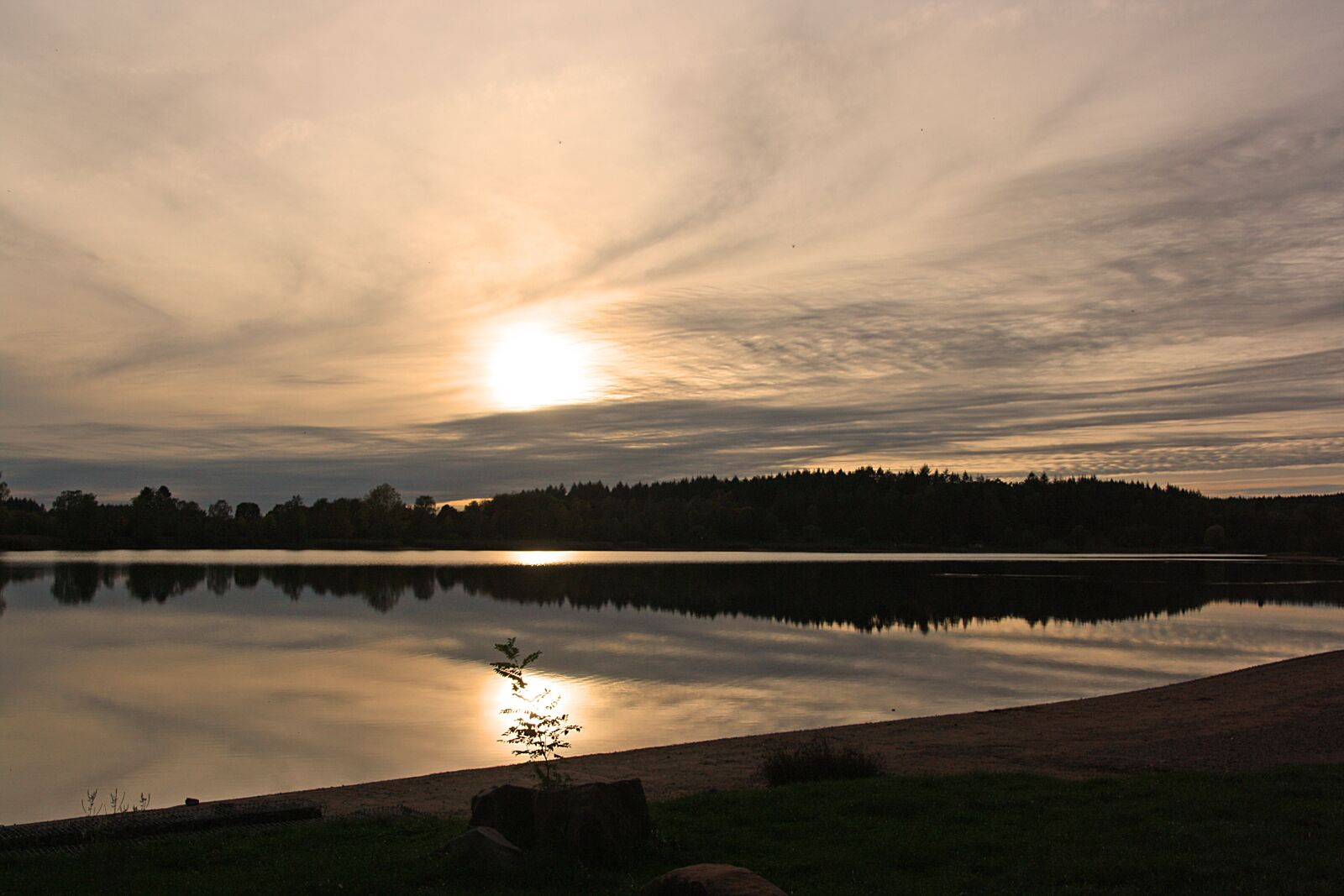 Canon EOS 1000D (EOS Digital Rebel XS / EOS Kiss F) sample photo. Lake, water, weather mood photography