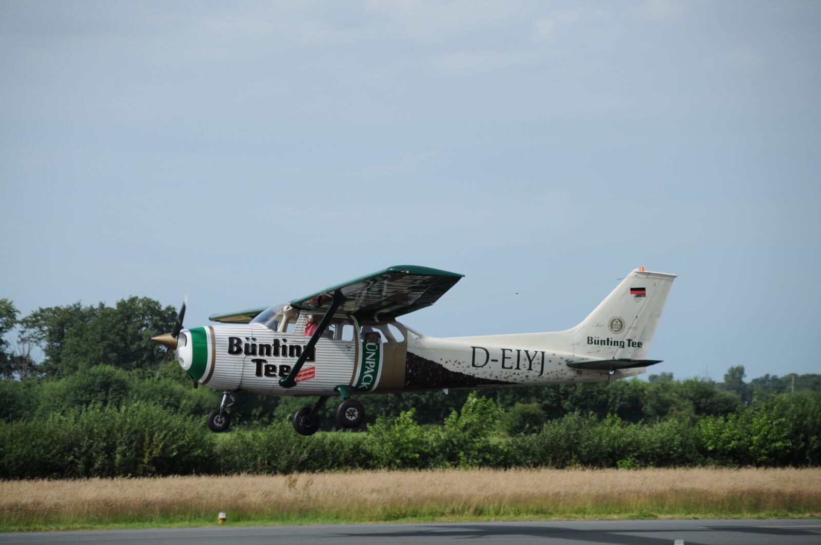 Nikon D5000 sample photo. Aircraft, airport, propeller plane photography
