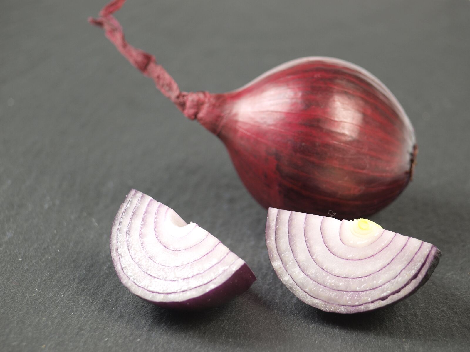 Olympus E-420 (EVOLT E-420) sample photo. Onions, kitchen, ingredient photography