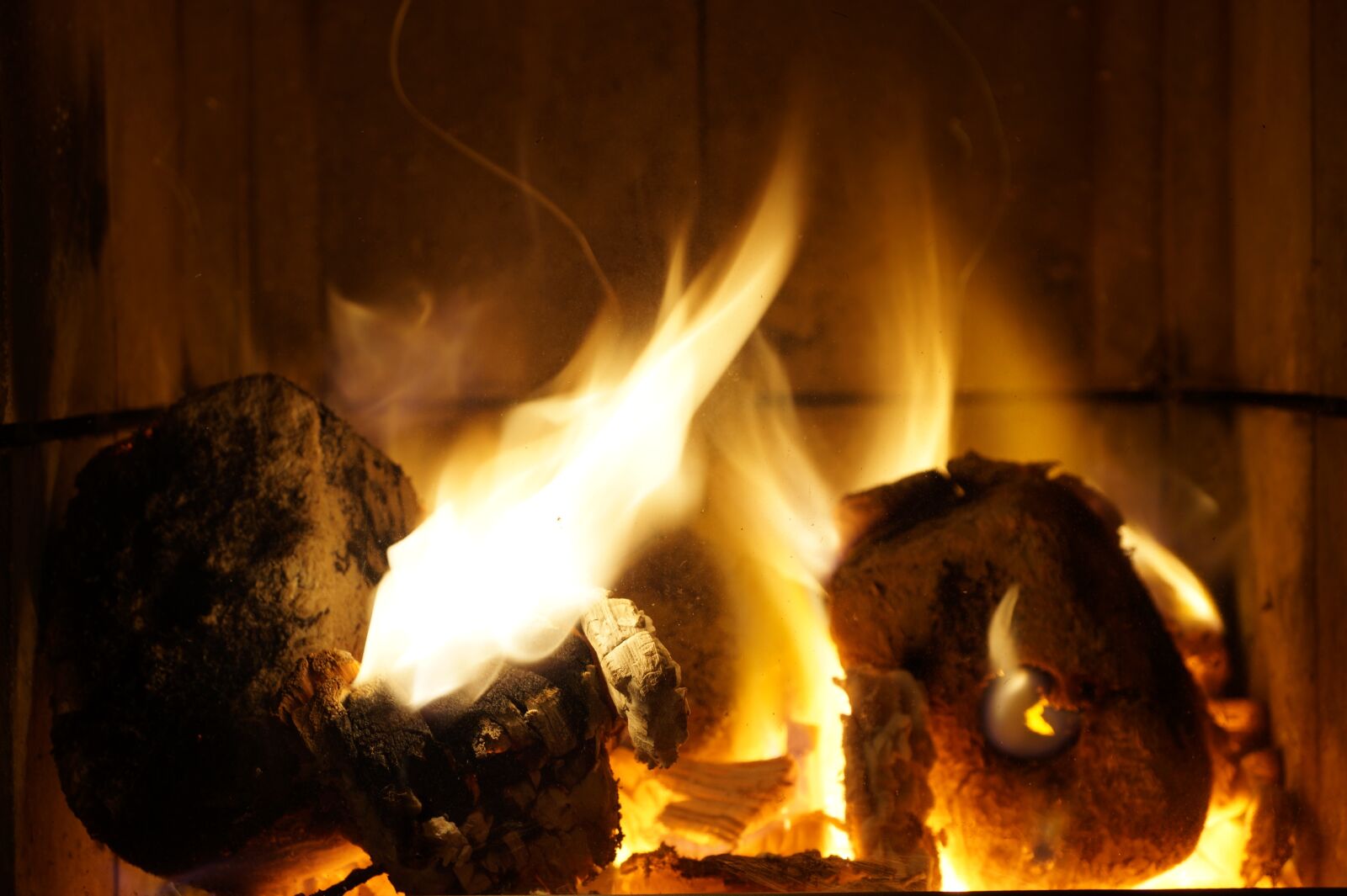 Sony DT 18-55mm F3.5-5.6 SAM II sample photo. Background, fire, fireplace photography