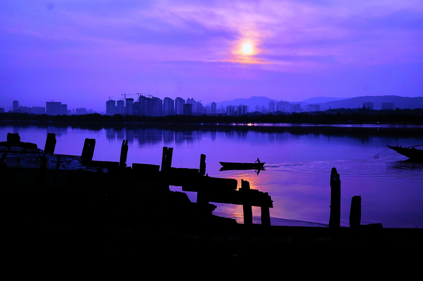 Sony Alpha a3000 + Sony E 18-55mm F3.5-5.6 OSS sample photo. Silhouettes, sky, nature photography