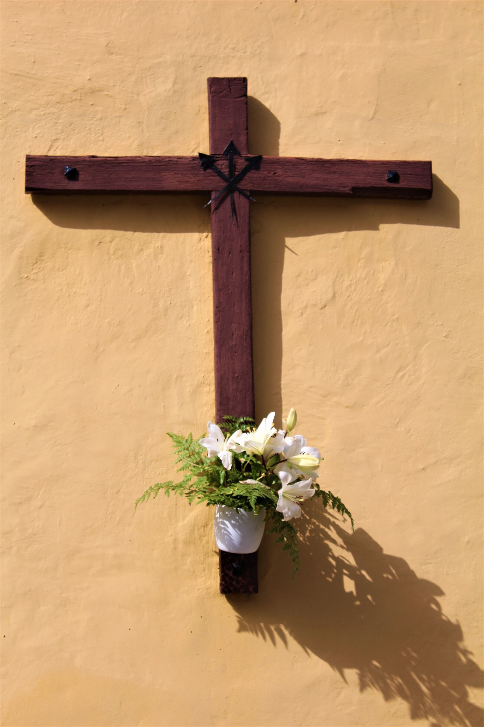 Canon EOS 650D (EOS Rebel T4i / EOS Kiss X6i) + Canon EF-S 18-55mm F3.5-5.6 IS II sample photo. Cross, wall, jesus photography