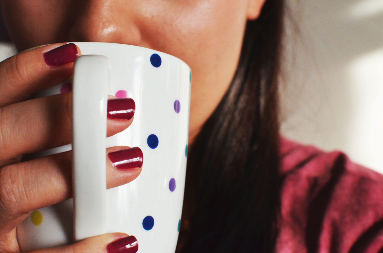 Nikon D5100 + Nikon AF-S DX Nikkor 35mm F1.8G sample photo. Woman, coffee, cup, mug photography