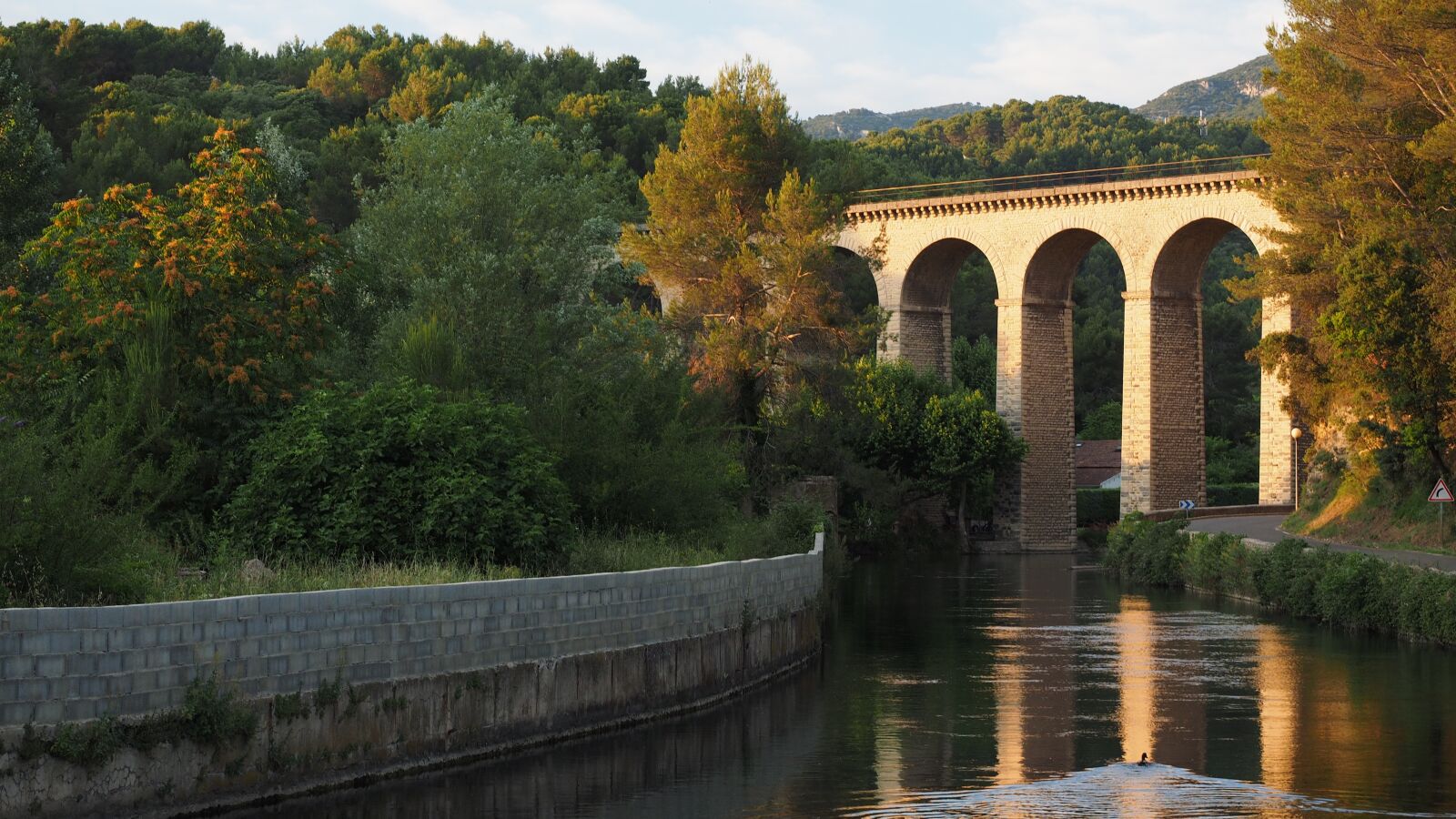 Olympus OM-D E-M1 + Olympus M.Zuiko Digital ED 12-40mm F2.8 Pro sample photo. Viaduct, river, sorgue photography