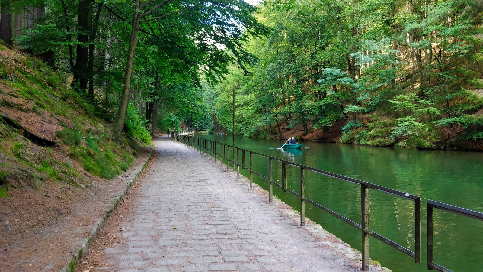 OnePlus 5 sample photo. Stone, path, water photography