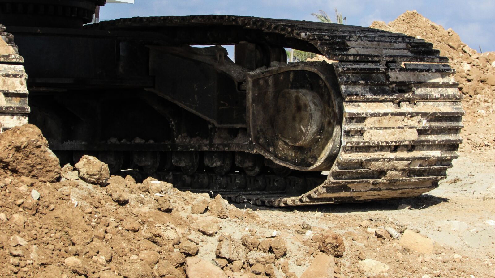Canon PowerShot SX400 IS sample photo. Caterpillar, heavy machine, vehicle photography