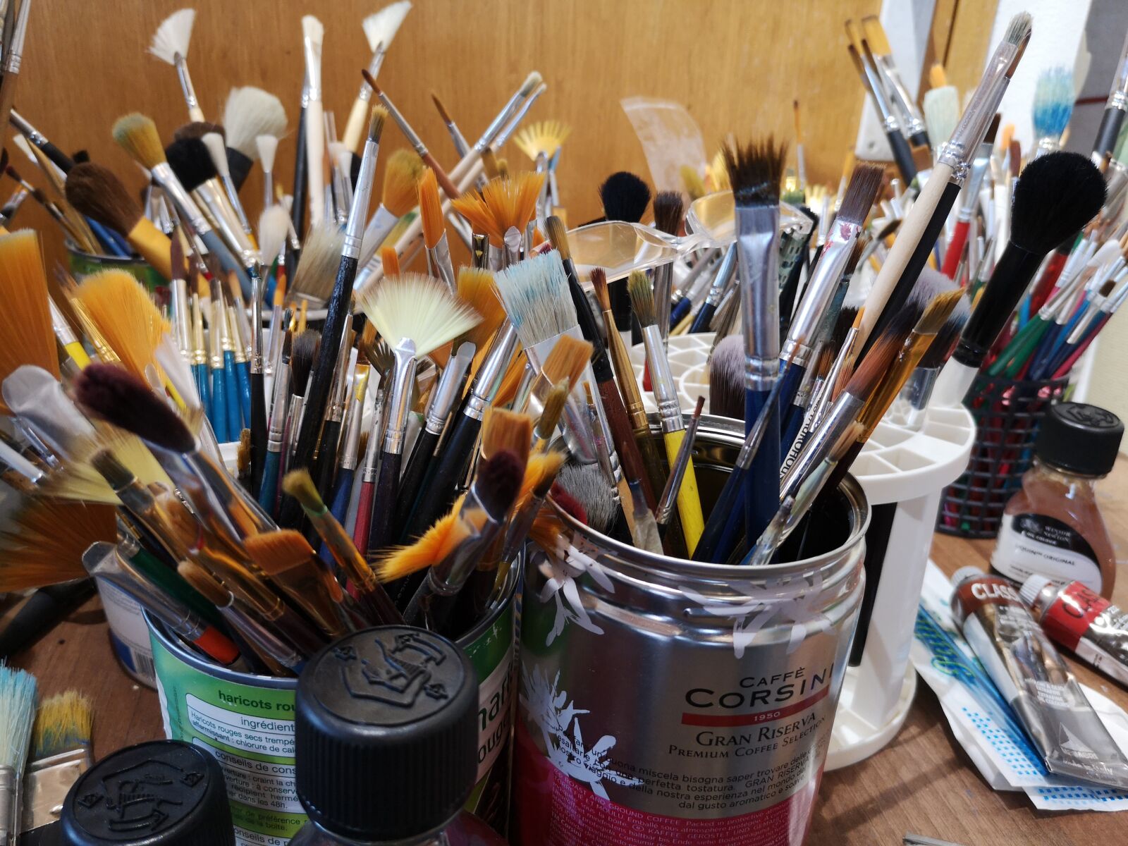HUAWEI P20 sample photo. Brushes for everyone, oils photography