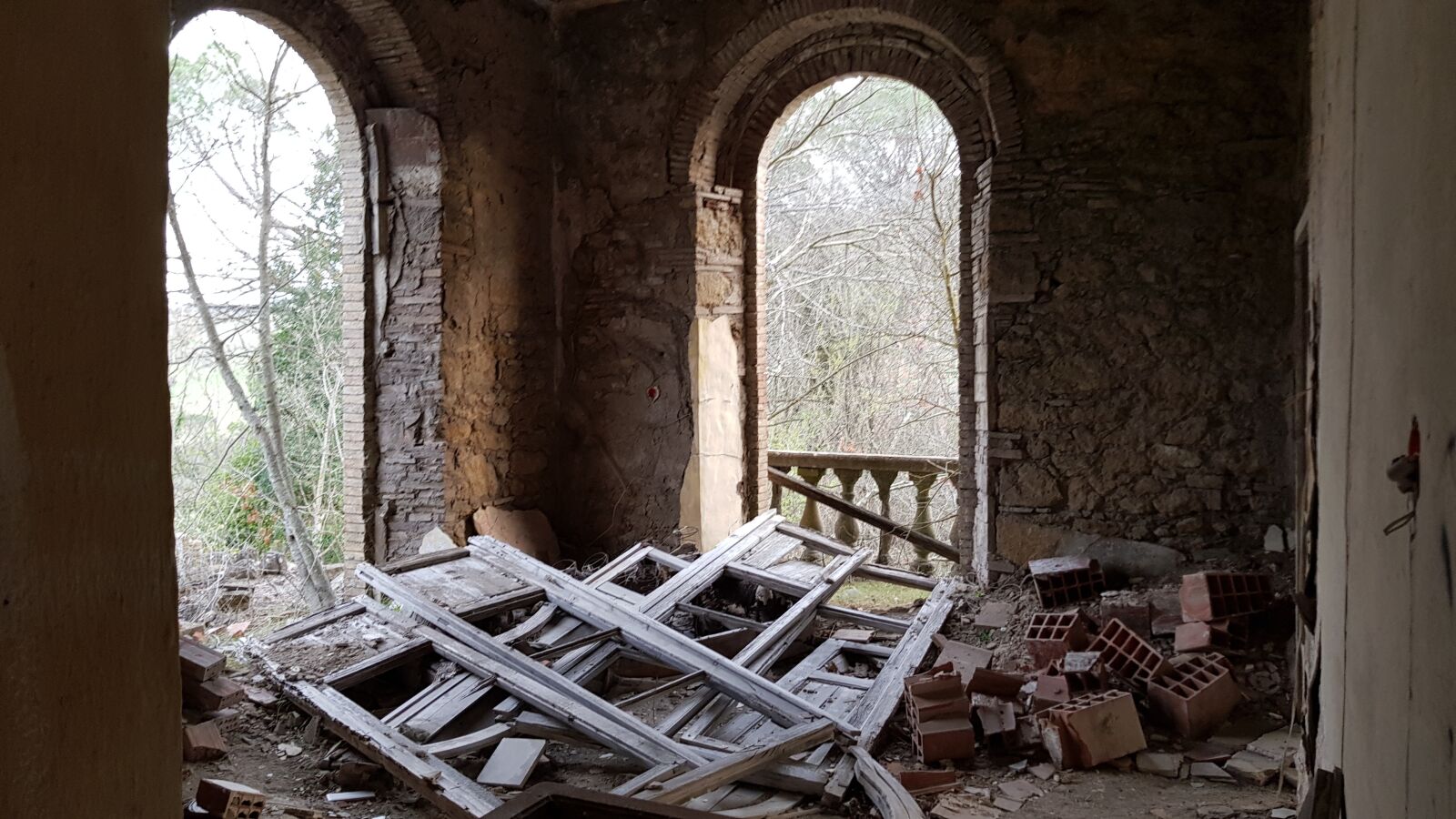 Samsung Galaxy S8 sample photo. Abandoned, old house, decay photography