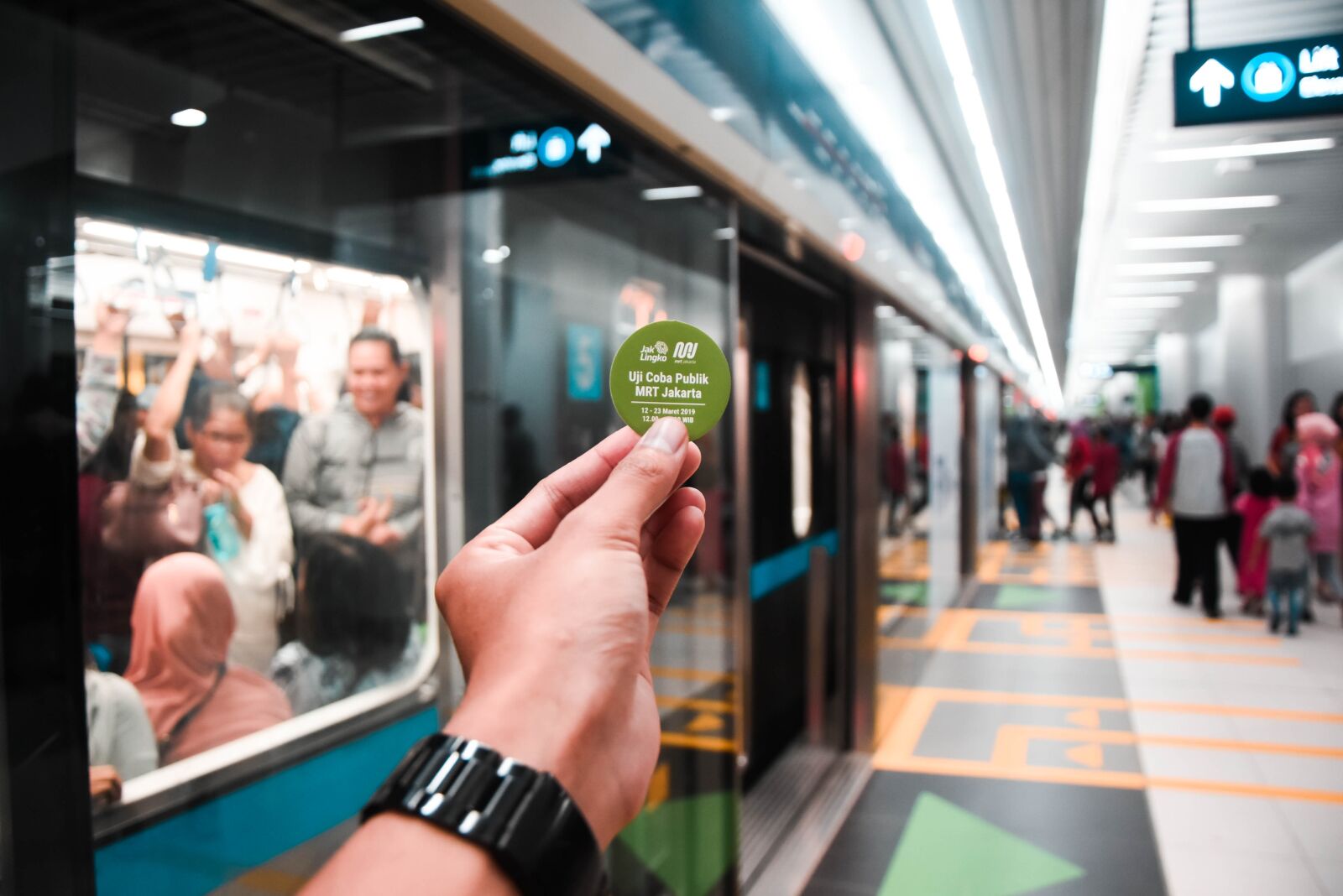 Nikon D7200 sample photo. Bokeh, station, mrt photography
