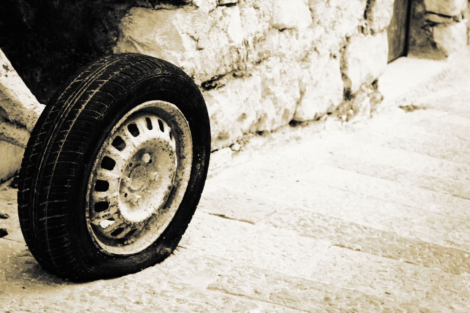 Canon EOS 600D (Rebel EOS T3i / EOS Kiss X5) sample photo. Wheel, road, deflates photography