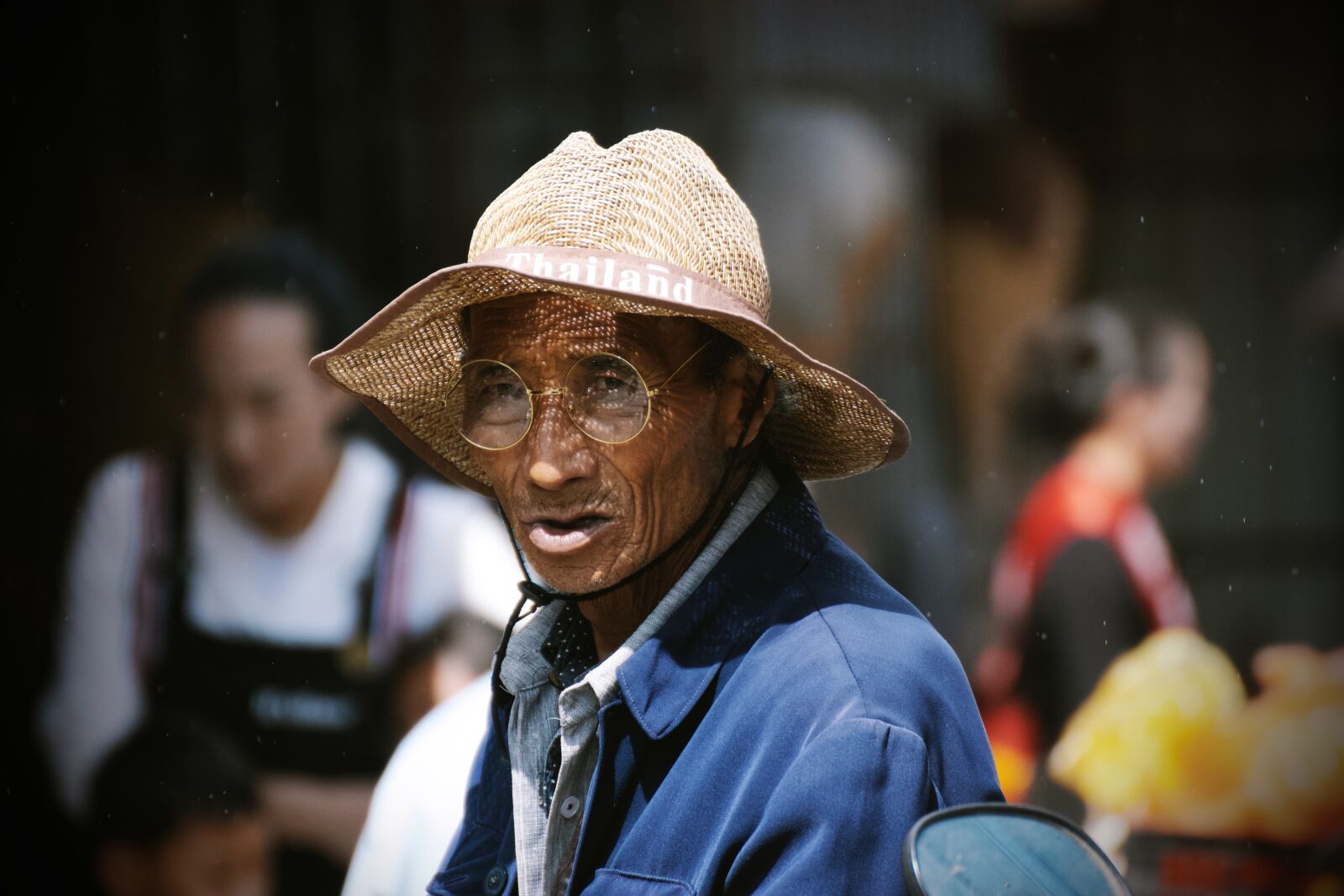 Canon EOS 550D (EOS Rebel T2i / EOS Kiss X4) sample photo. China, market, elder photography