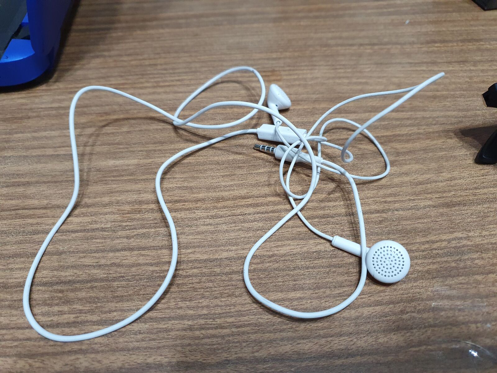 Samsung Galaxy S10 sample photo. Table, scissors, glasses photography