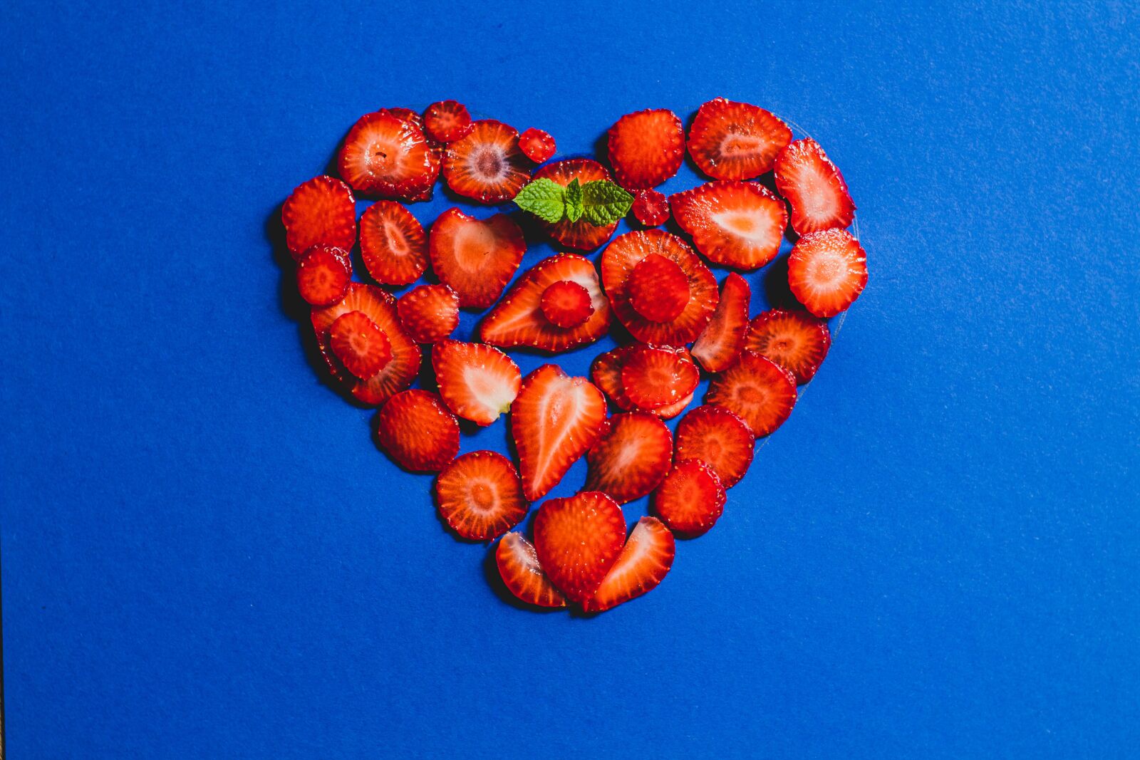 Canon EOS 1300D (EOS Rebel T6 / EOS Kiss X80) sample photo. Heart, shape, strawberries photography