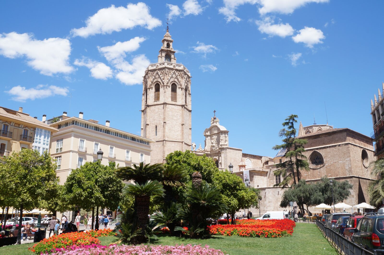 Sony Alpha a3000 + Sony E 18-55mm F3.5-5.6 OSS sample photo. Valence, spain, gardens photography