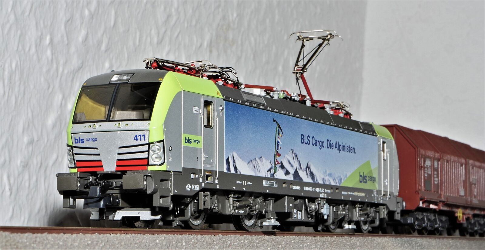 Panasonic Lumix DMC-GX8 sample photo. Model train, electric locomotive photography