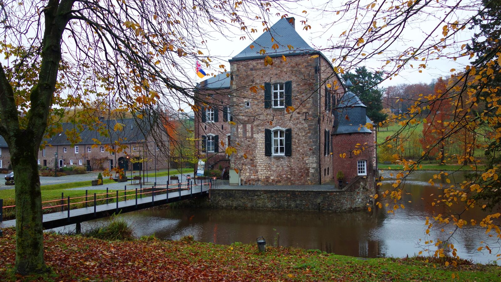 Sony Cyber-shot DSC-RX100 sample photo. Castle, autumn, lock photography