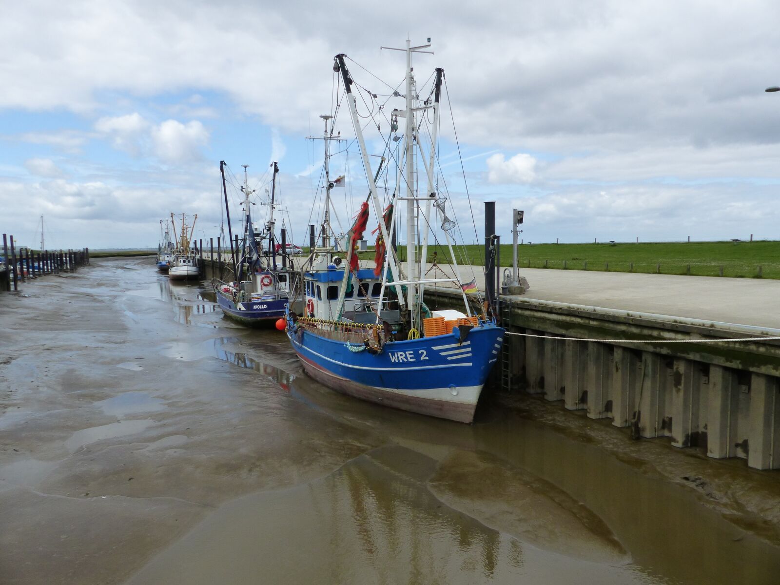 Panasonic Lumix DMC-FZ200 sample photo. Ebb, fishing vessel, port photography