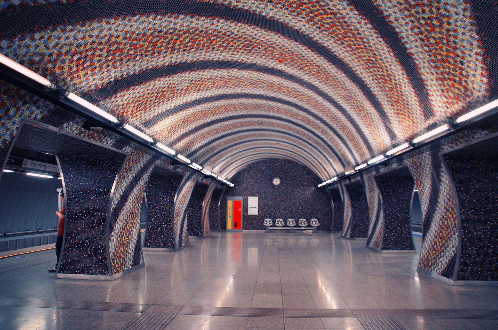 Sony Alpha DSLR-A580 sample photo. Metro, station, platform photography