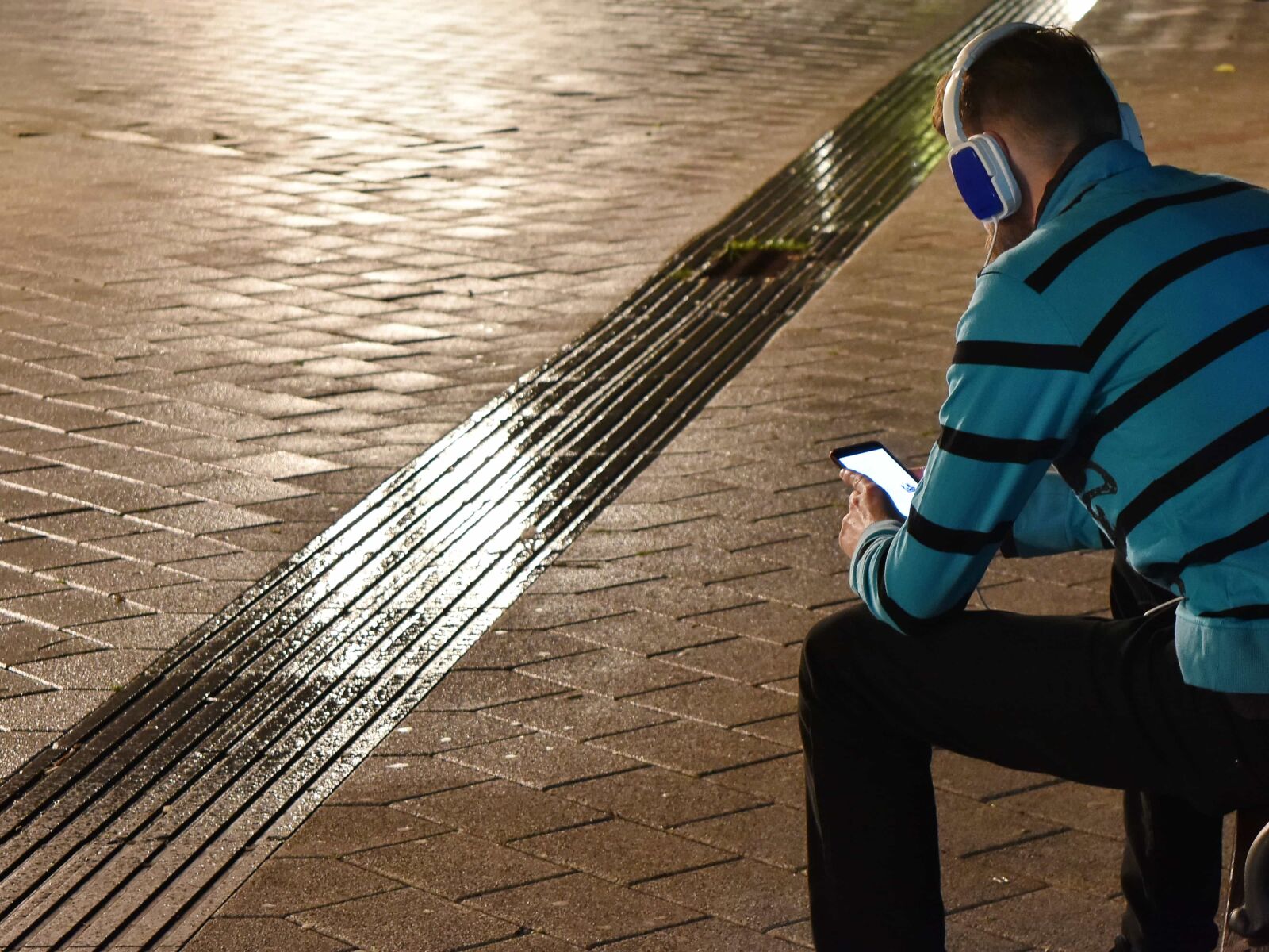 Nikon D5500 sample photo. Boy, cellphone, music, night photography