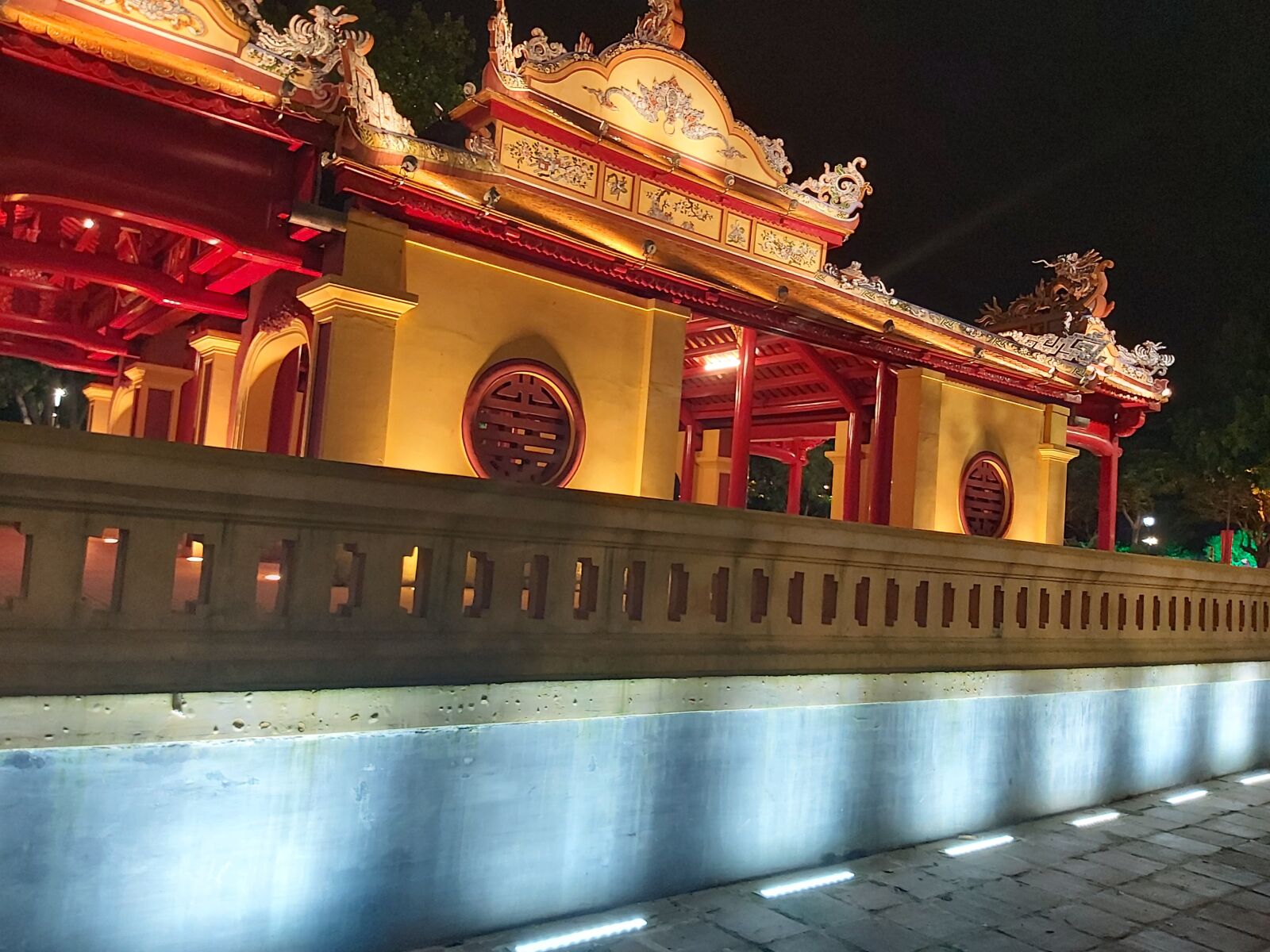 Samsung Galaxy A70 sample photo. Hue, monuments, decoration led photography