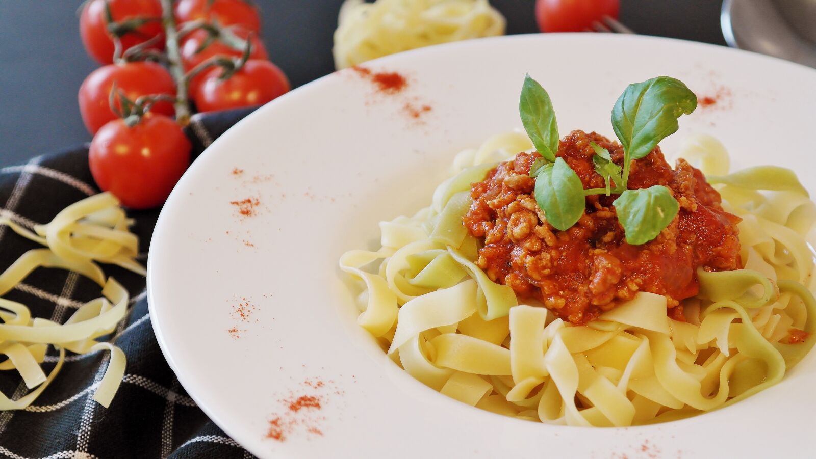 Samsung NX20 sample photo. Noodles, tagliatelle, pasta photography