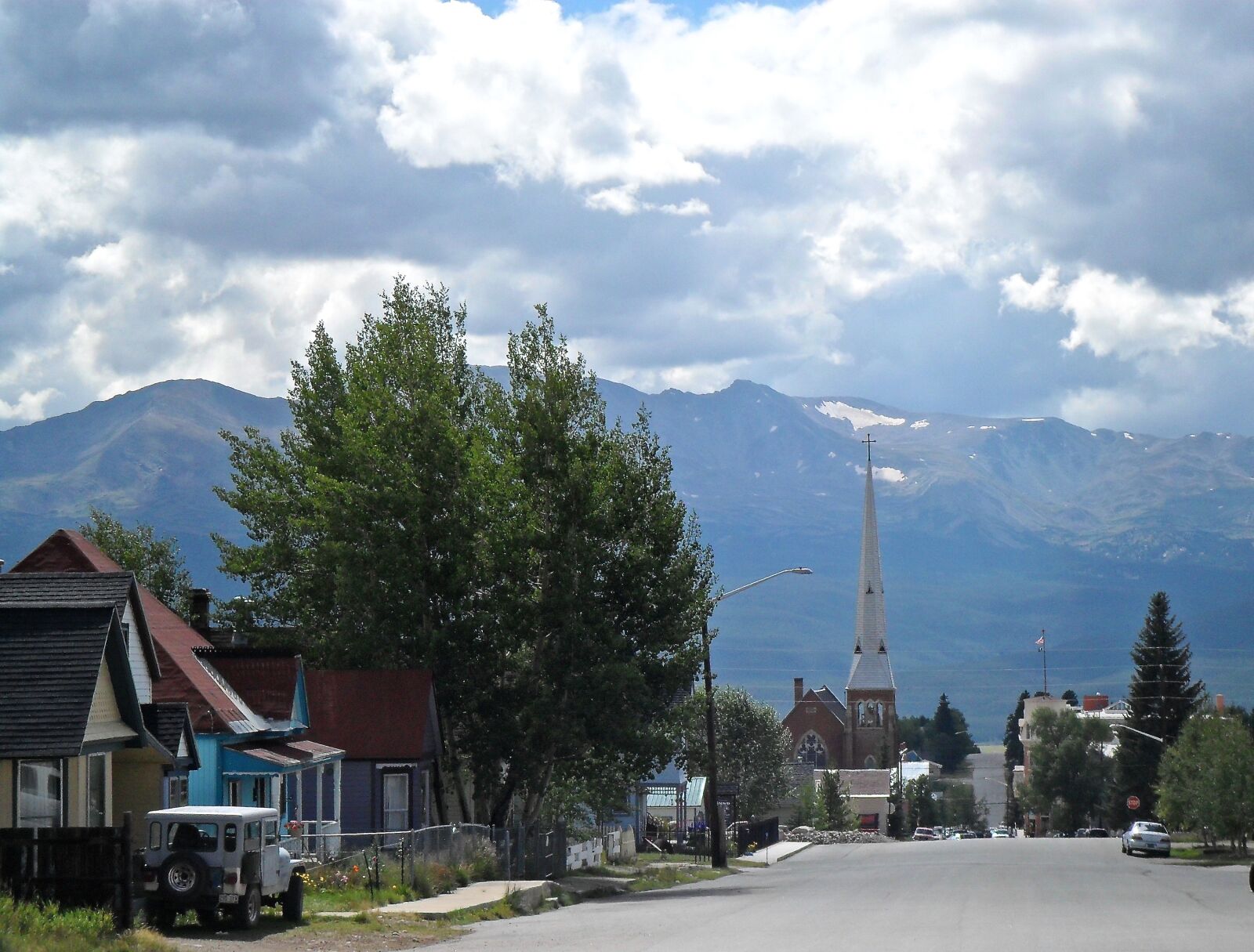 Samsung ES73 / VLUU ES73 /  SL605 sample photo. Mountains, street, travel photography
