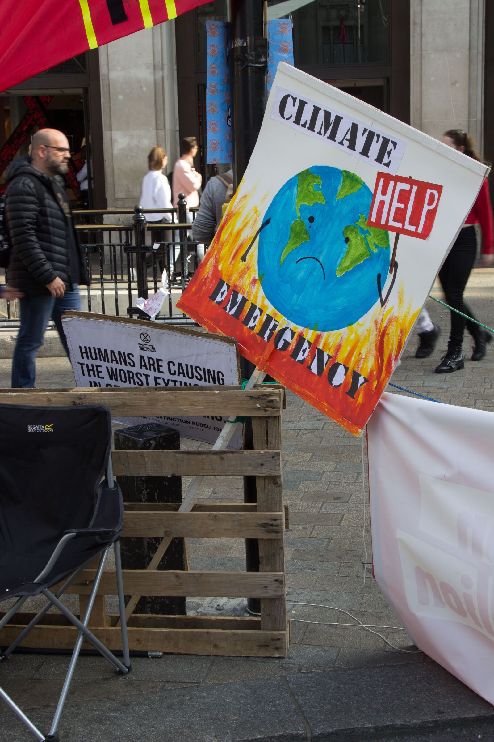 Canon EOS 600D (Rebel EOS T3i / EOS Kiss X5) + Canon EF 24-105mm F4L IS USM sample photo. Extinction rebellion, xr, london photography