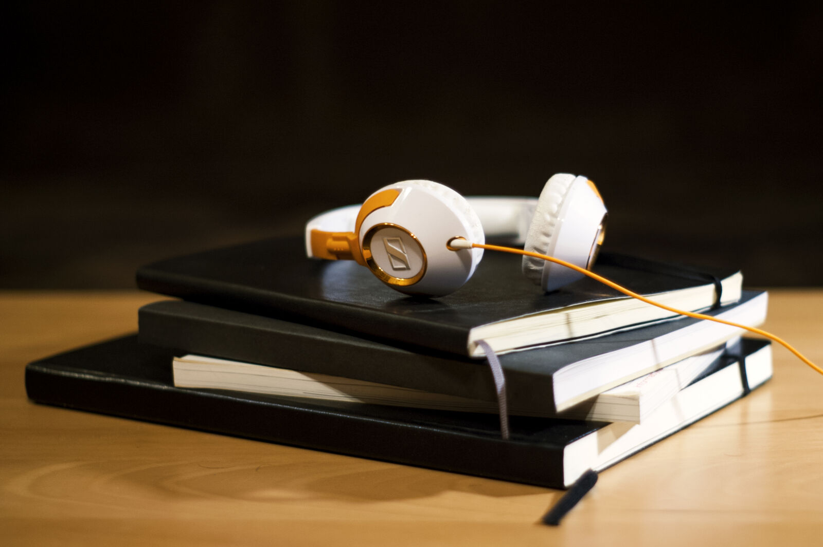 KONICA MINOLTA DYNAX 7D sample photo. Books, headphones, night photography