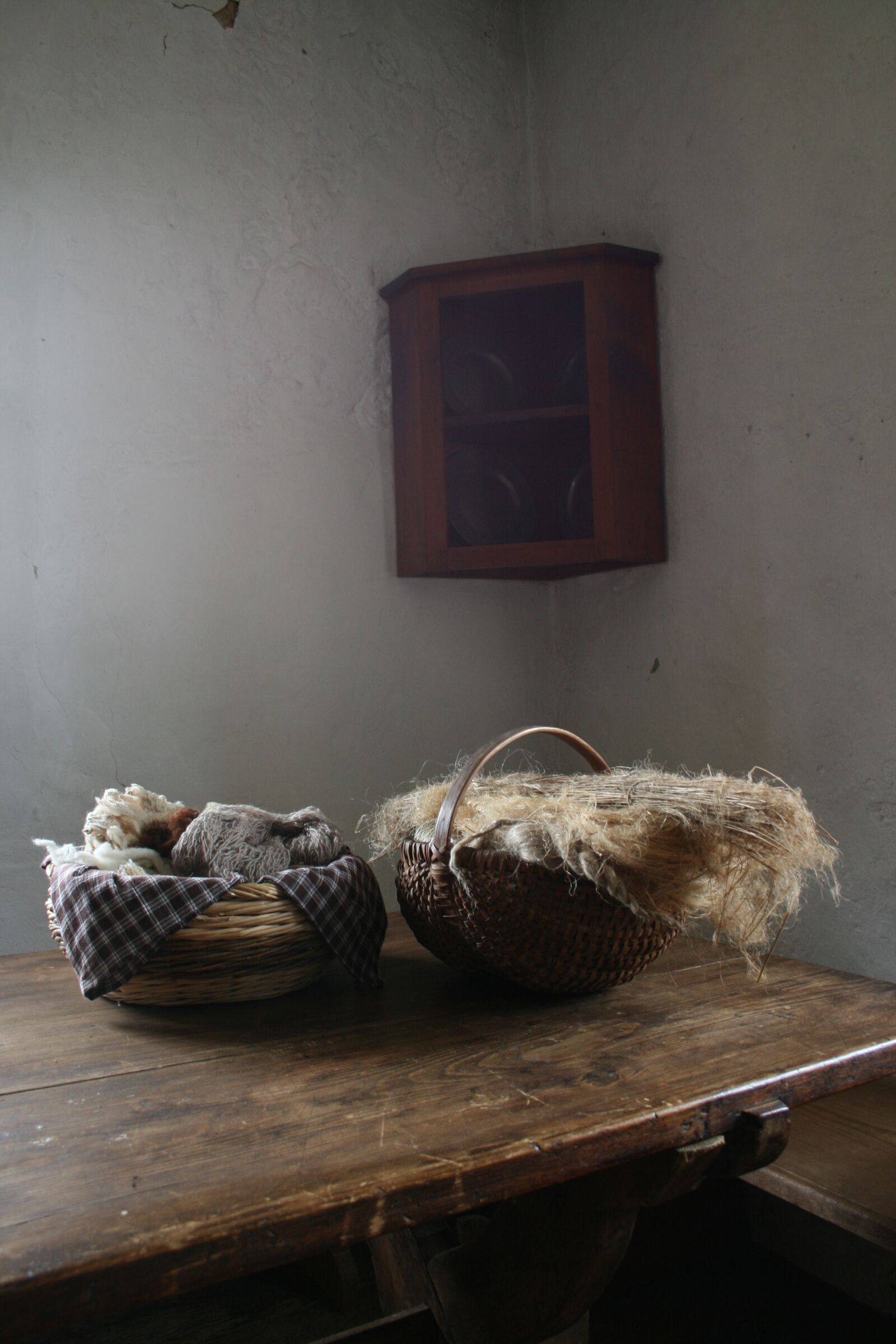 Canon EOS 400D (EOS Digital Rebel XTi / EOS Kiss Digital X) sample photo. Wooden table, bowls, amish photography