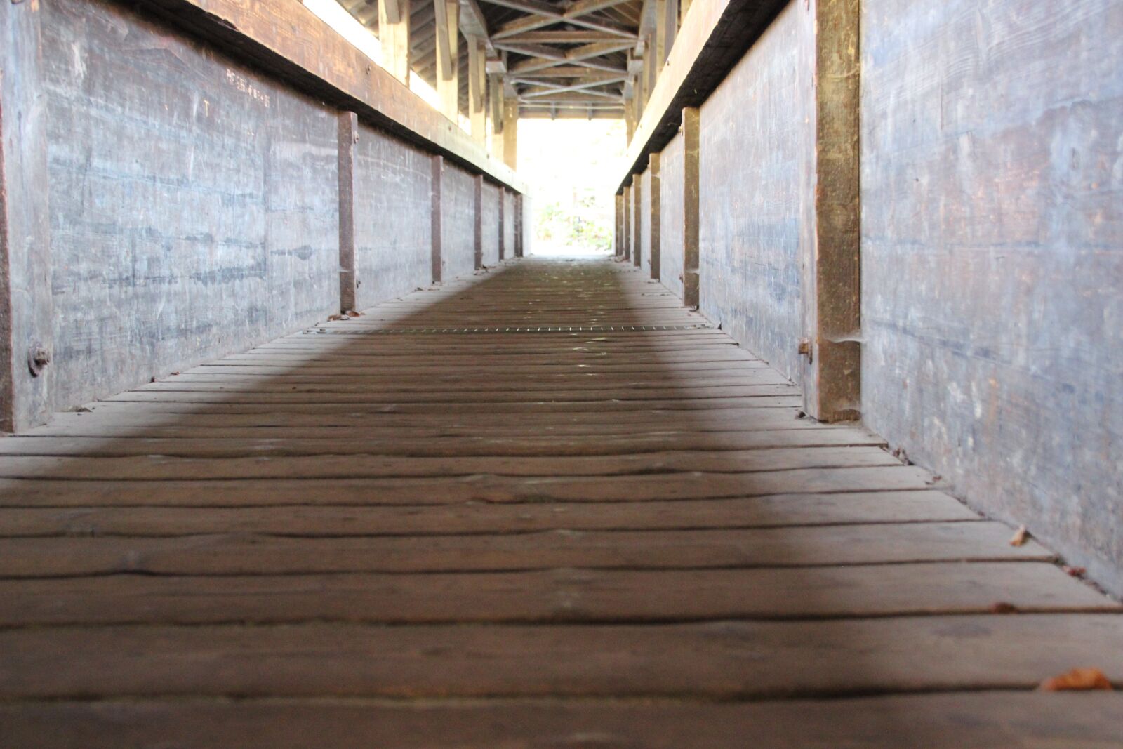 Canon EOS 600D (Rebel EOS T3i / EOS Kiss X5) sample photo. Bridge, away, passage photography