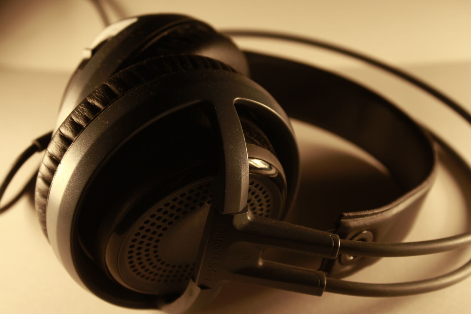 Canon EOS 700D (EOS Rebel T5i / EOS Kiss X7i) sample photo. Brand, headphones, macro, product photography