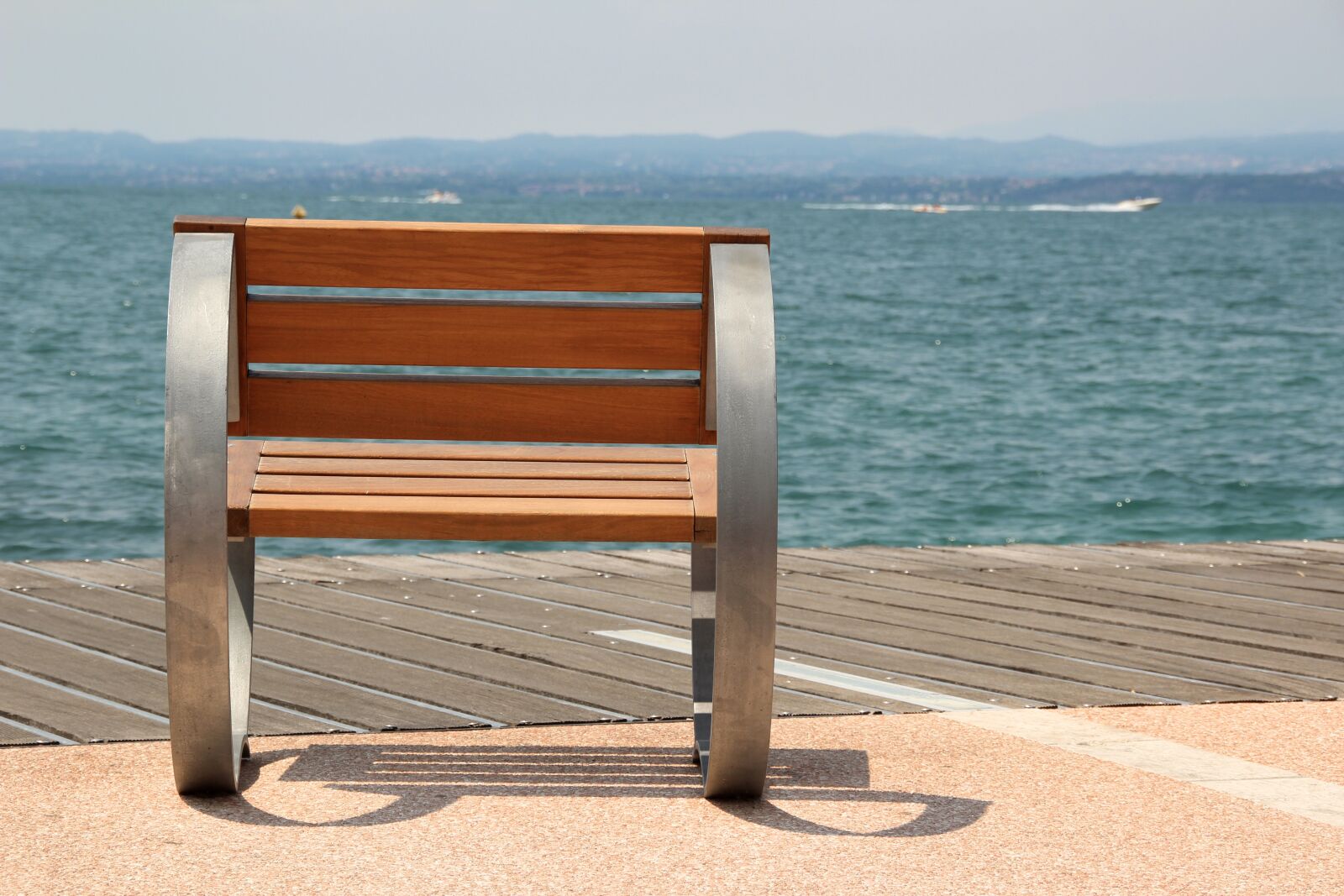 Canon EOS 600D (Rebel EOS T3i / EOS Kiss X5) sample photo. Outlook, garda, bank photography