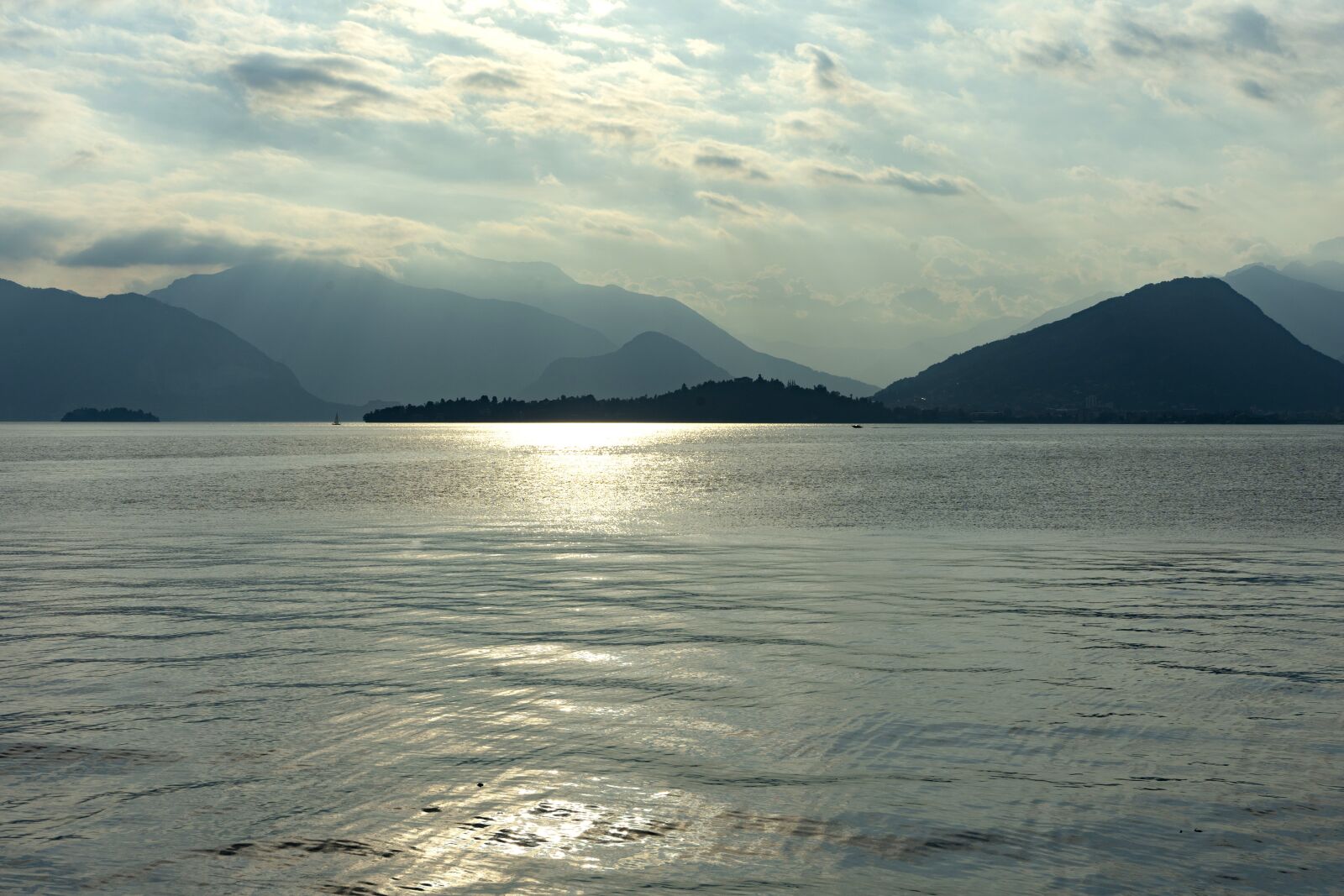Sony a7 II + Sony FE 28-70mm F3.5-5.6 OSS sample photo. Lago maggiore, mountains, lake photography