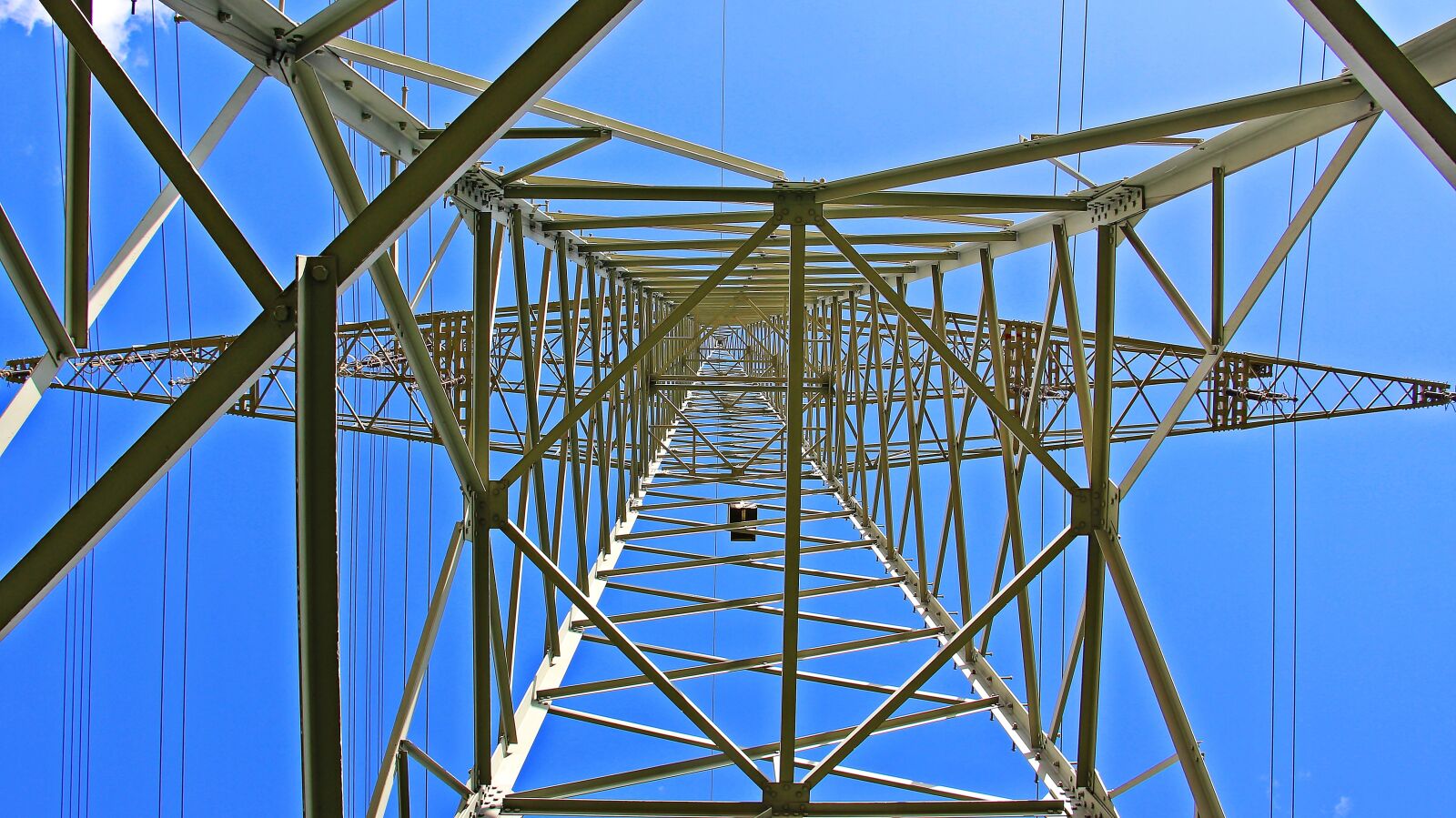 Canon EOS 550D (EOS Rebel T2i / EOS Kiss X4) sample photo. Pylon, current, electricity photography