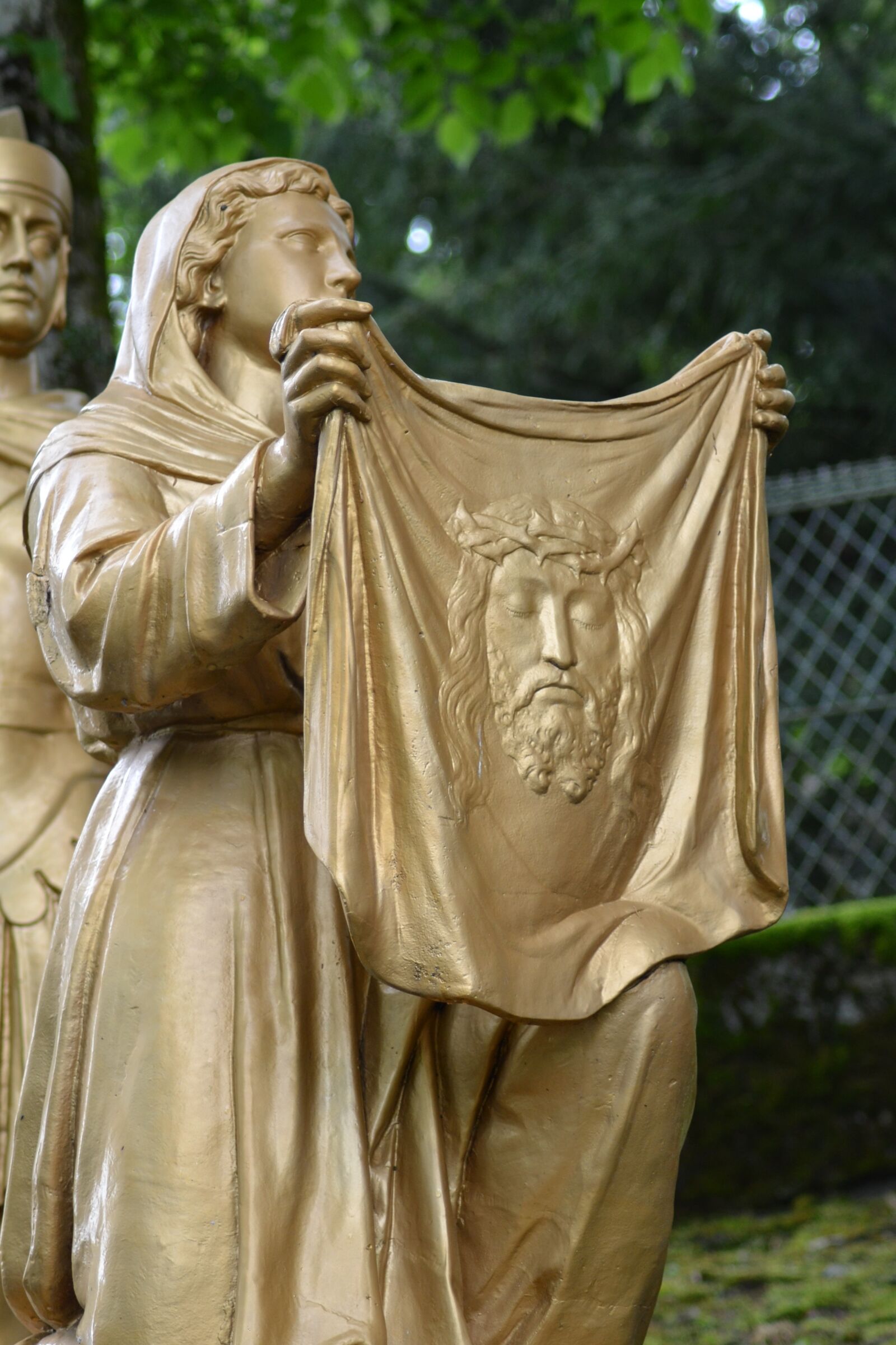 Nikon D3100 sample photo. Statue, woman, kneeling photography