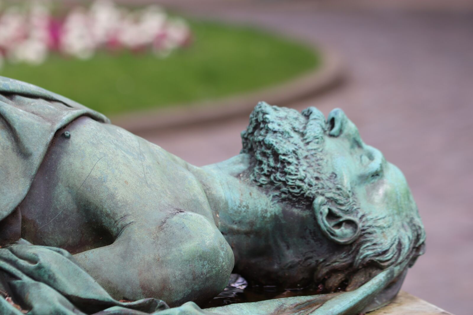 Canon EOS 800D (EOS Rebel T7i / EOS Kiss X9i) sample photo. Bronze, sculpture, statue photography