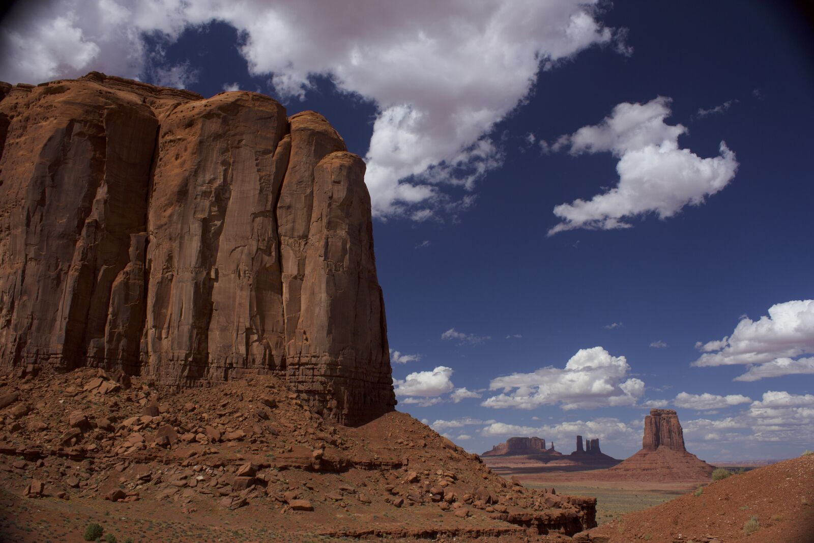 Canon EOS 550D (EOS Rebel T2i / EOS Kiss X4) + Canon EF-S 18-55mm F3.5-5.6 IS sample photo. Monument valley, cliffs, landscape photography