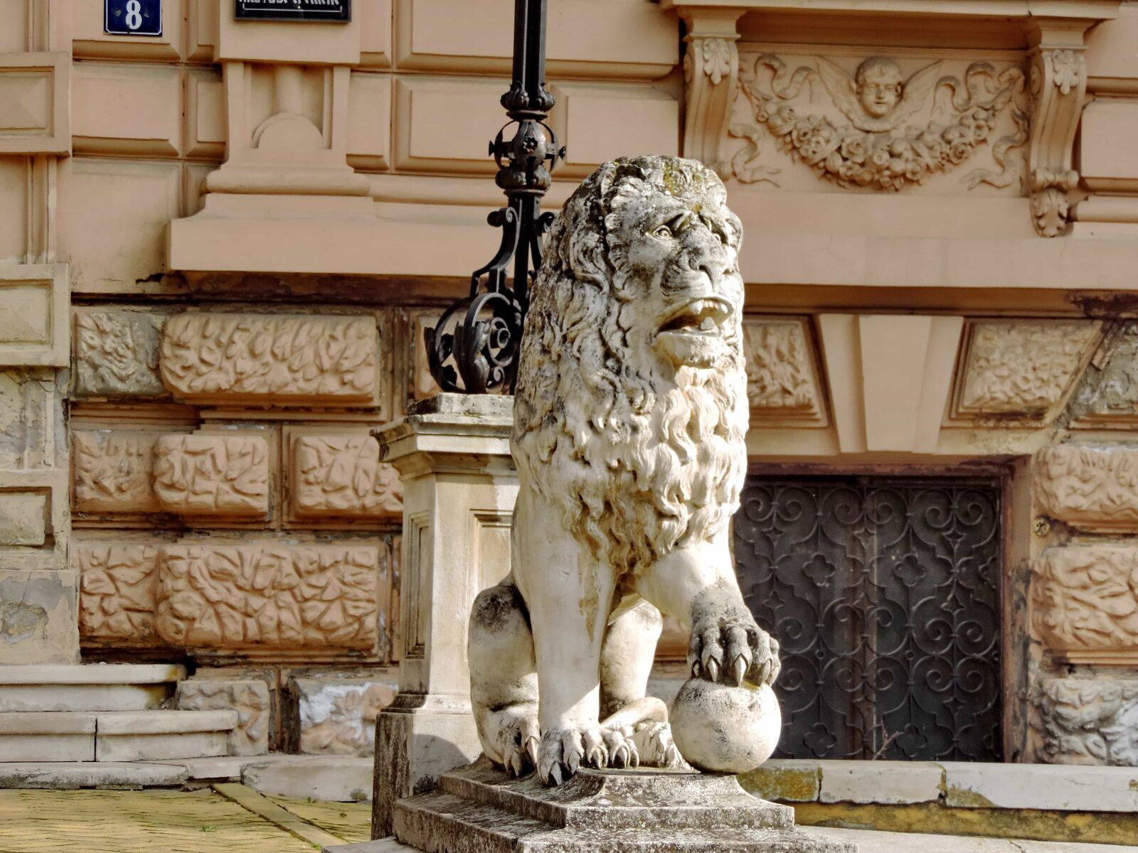 Nikon Coolpix P520 sample photo. Facade, handmade, lion, architecture photography