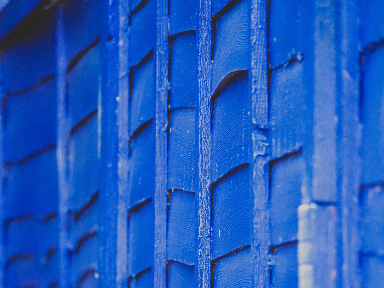 Olympus OM-D E-M5 III sample photo. Blue fence, ultramarine, blue photography