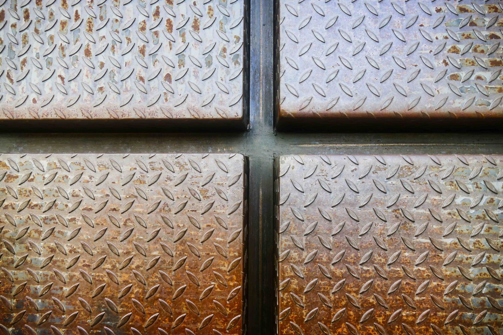 Panasonic Lumix DMC-FZ1000 sample photo. Metal, door, goal photography