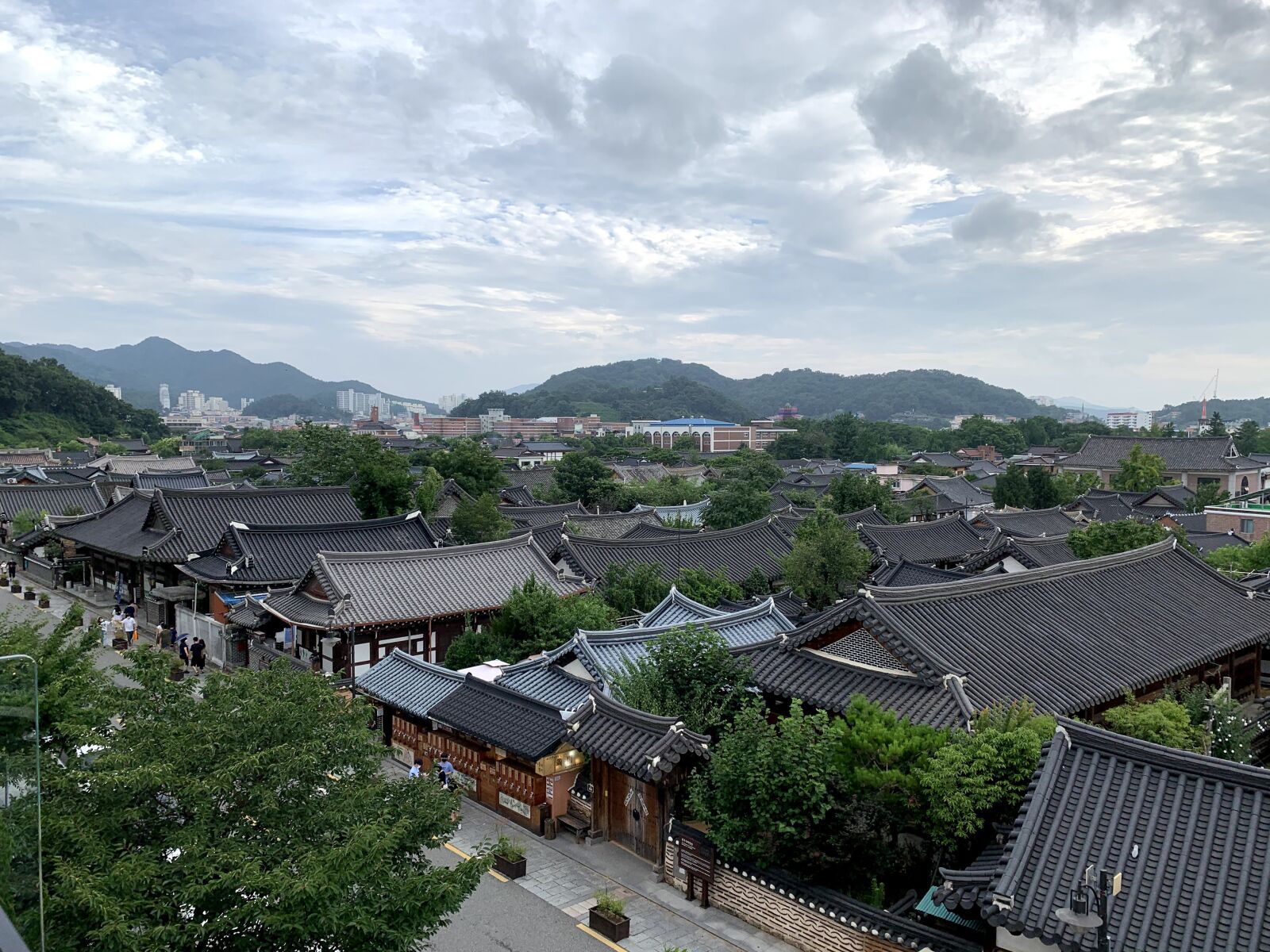 iPhone XS back dual camera 4.25mm f/1.8 sample photo. Korean, hanok, korea photography