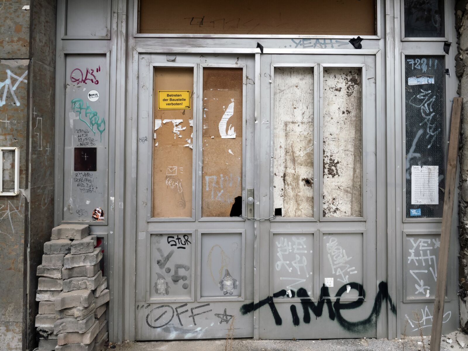 Olympus OM-D E-M5 II + Olympus M.Zuiko Digital ED 12-40mm F2.8 Pro sample photo. Door, old, input photography