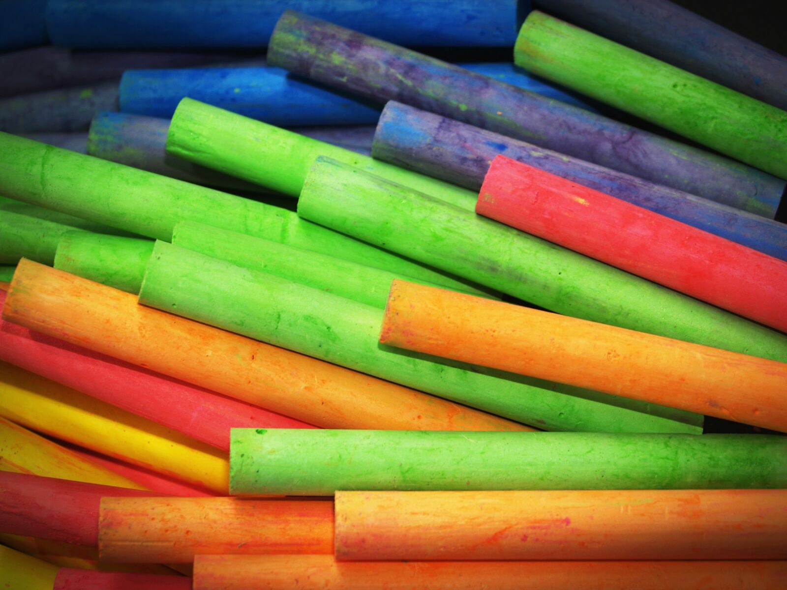 Olympus E-300 (EVOLT E-300) sample photo. Chalk, color, red photography