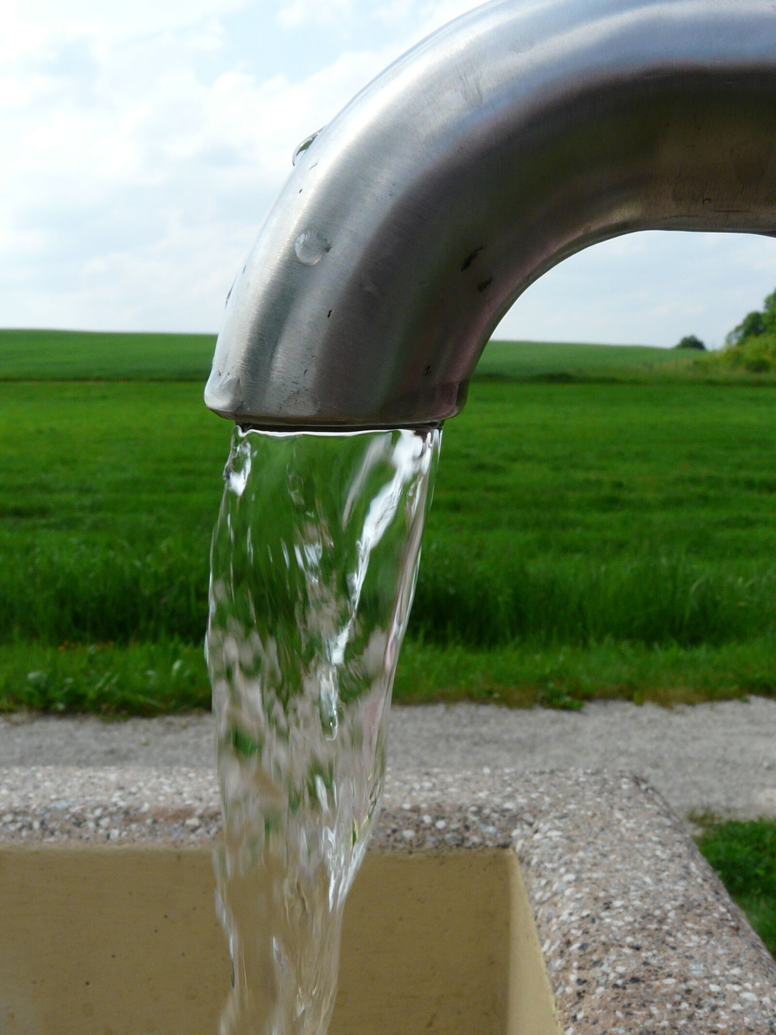Panasonic DMC-FZ18 sample photo. Refreshment, water, source photography