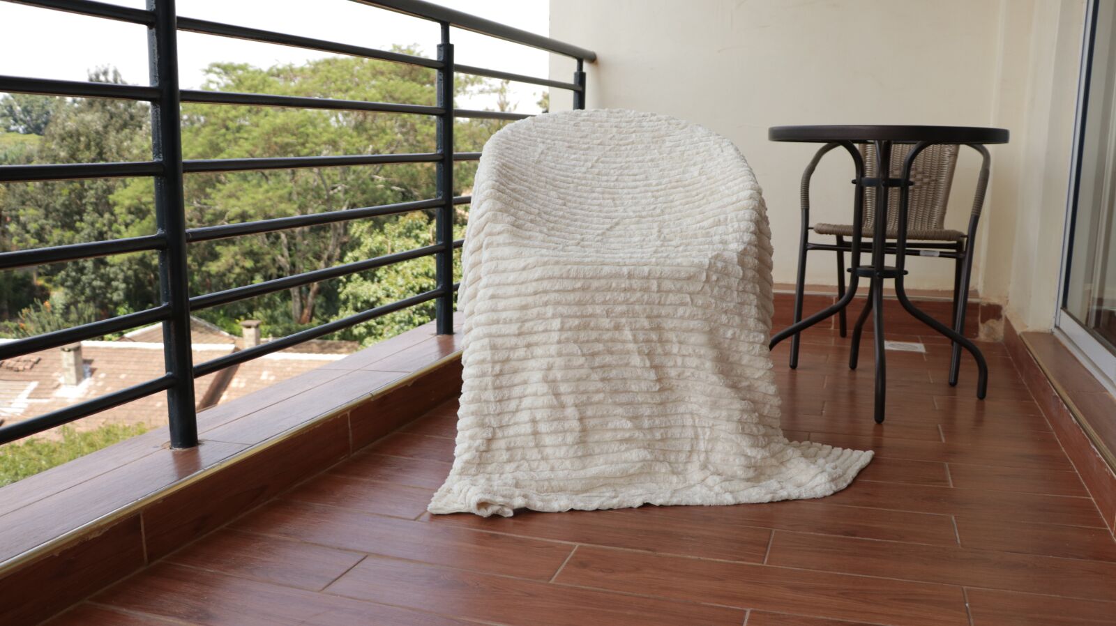 Canon EF-S 18-135mm F3.5-5.6 IS USM sample photo. Beddings, interior, hotel photography
