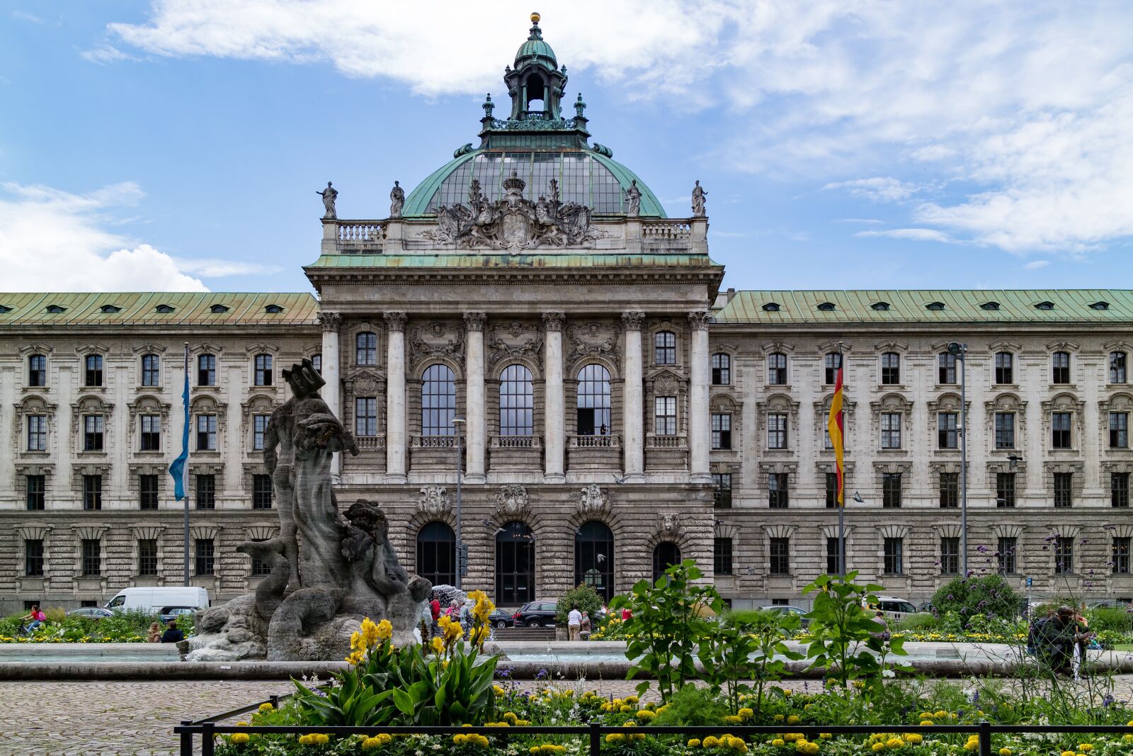 Canon EOS M3 + Canon EF-M 22mm F2 STM sample photo. Palace of justice, munich photography