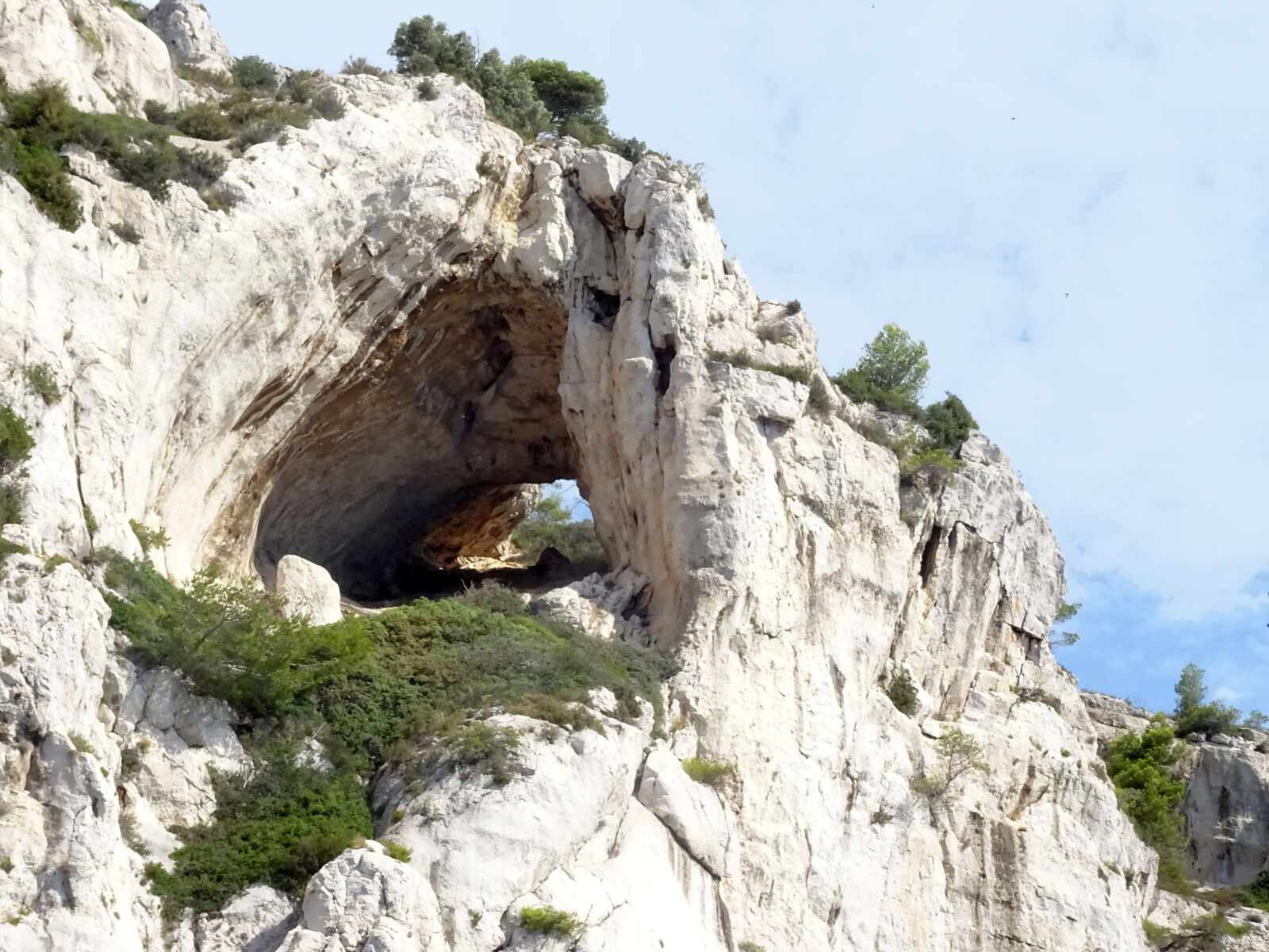 Sony DSC-HX60 sample photo. Calanque, cave photography