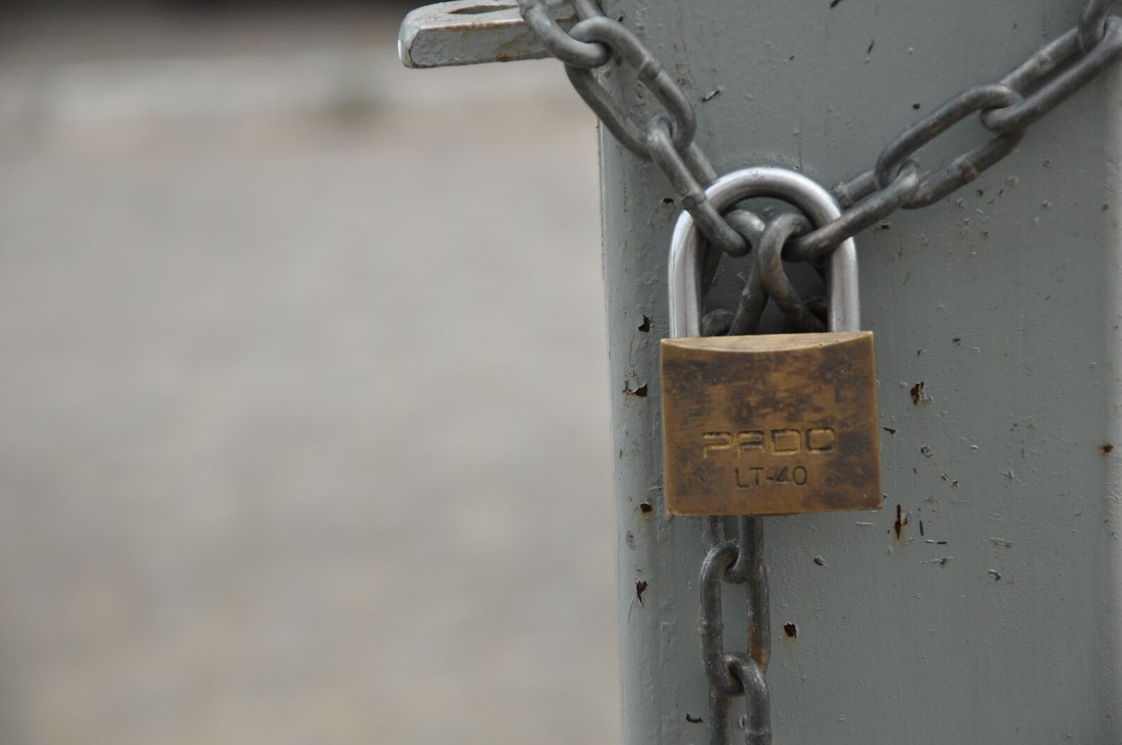 Nikon D90 sample photo. Padlock and chain, closed photography