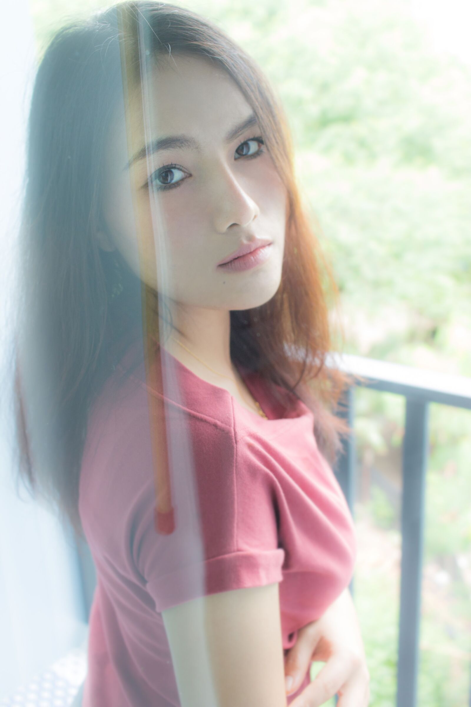 Canon EOS 1100D (EOS Rebel T3 / EOS Kiss X50) + Canon EF-S 24mm F2.8 STM sample photo. Beauty, woman, pink photography