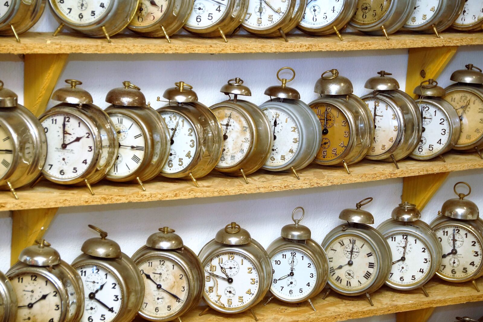 Sony SLT-A58 sample photo. Alarm clock, museum, a photography